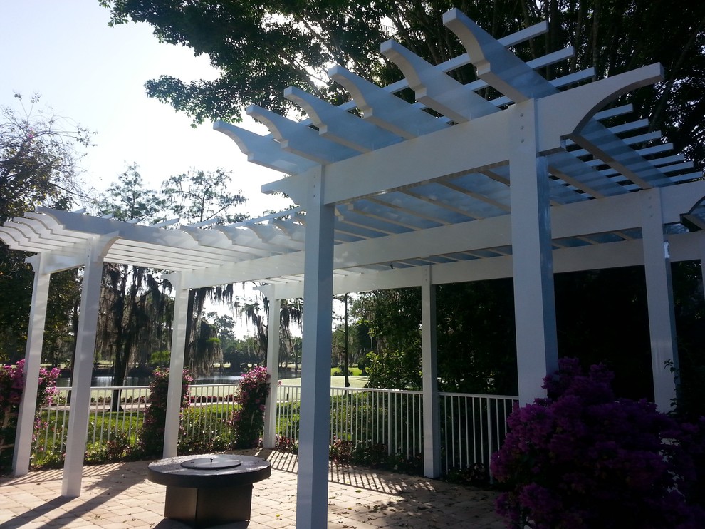 Mittelgroßer, Halbschattiger Klassischer Garten im Sommer, hinter dem Haus in Tampa
