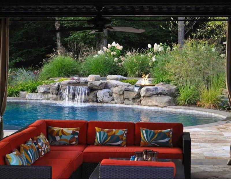 Свежая идея для дизайна: большой участок и сад на заднем дворе в стиле неоклассика (современная классика) с водопадом, полуденной тенью и покрытием из каменной брусчатки - отличное фото интерьера