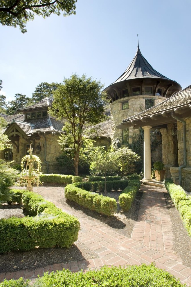 Ispirazione per un ampio giardino formale vittoriano esposto in pieno sole in cortile in primavera con un ingresso o sentiero e pavimentazioni in mattoni