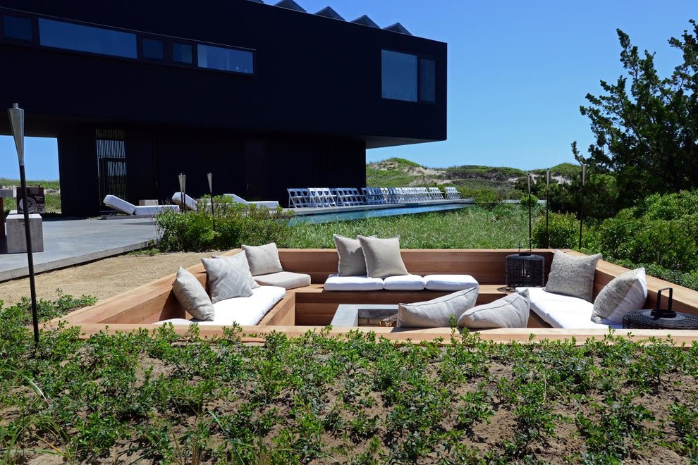 Стильный дизайн: большой летний участок и сад на заднем дворе в морском стиле с местом для костра - последний тренд