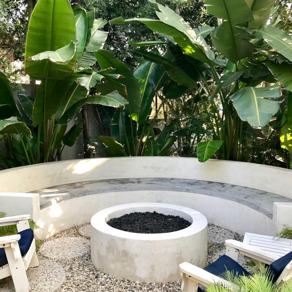 Ispirazione per un privacy in giardino boho chic esposto a mezz'ombra di medie dimensioni e davanti casa con pedane