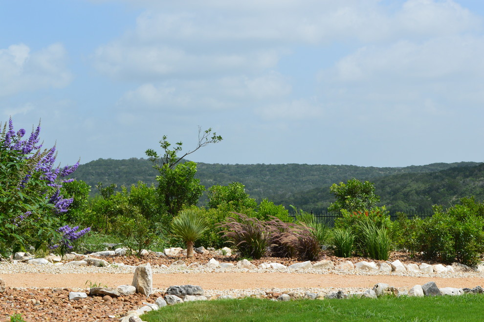 Immagine di un grande giardino xeriscape minimal esposto in pieno sole con graniglia di granito