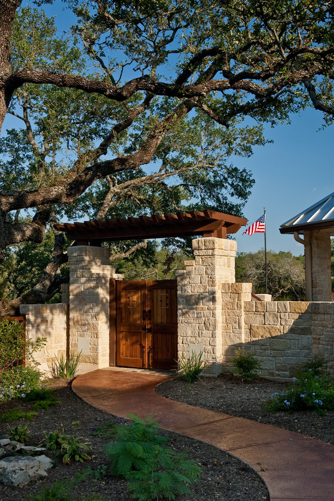 Photo of a transitional landscaping in Austin.