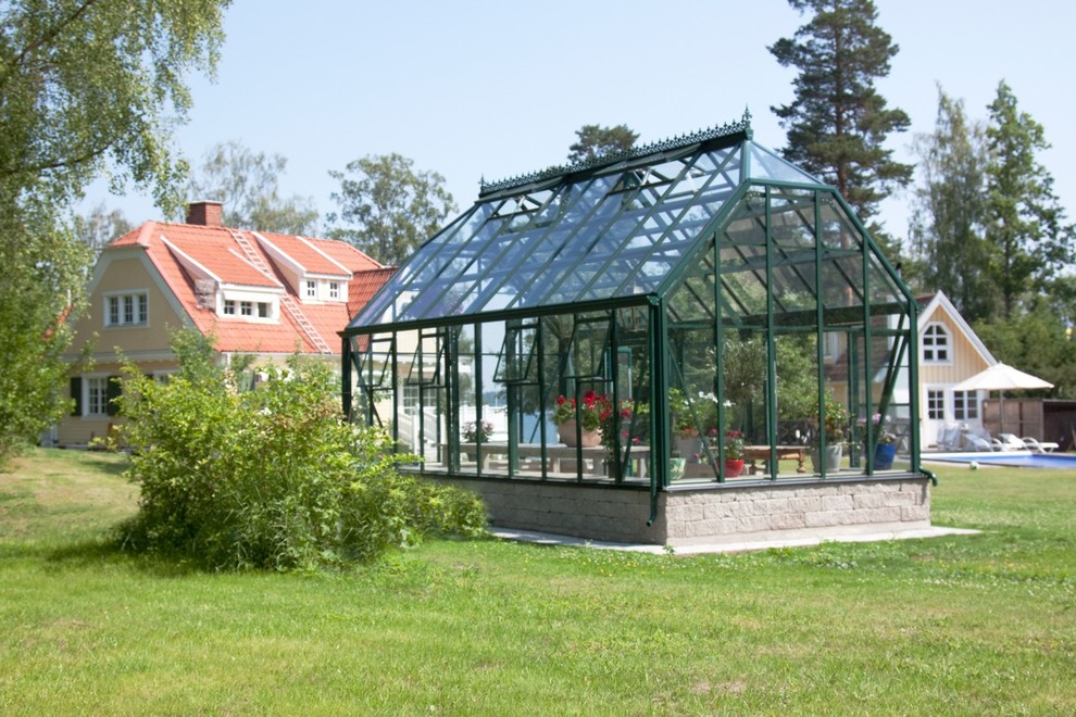 Пример оригинального дизайна: большой солнечный, весенний регулярный сад на заднем дворе в современном стиле с растениями в контейнерах, хорошей освещенностью и мощением тротуарной плиткой