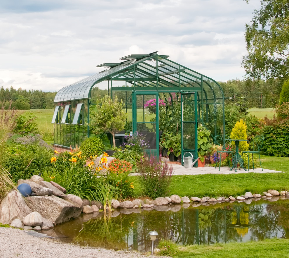 Стильный дизайн: солнечный сад с прудом среднего размера в классическом стиле с хорошей освещенностью - последний тренд