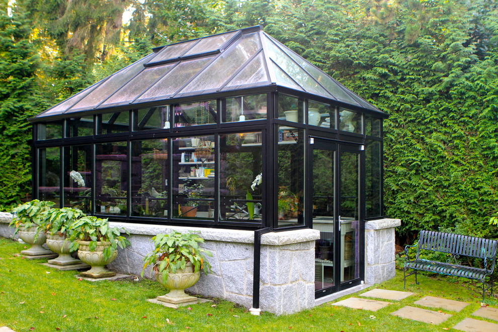 Geometrischer, Großer Moderner Garten im Frühling, hinter dem Haus mit Kübelpflanzen, direkter Sonneneinstrahlung und Betonboden in Vancouver