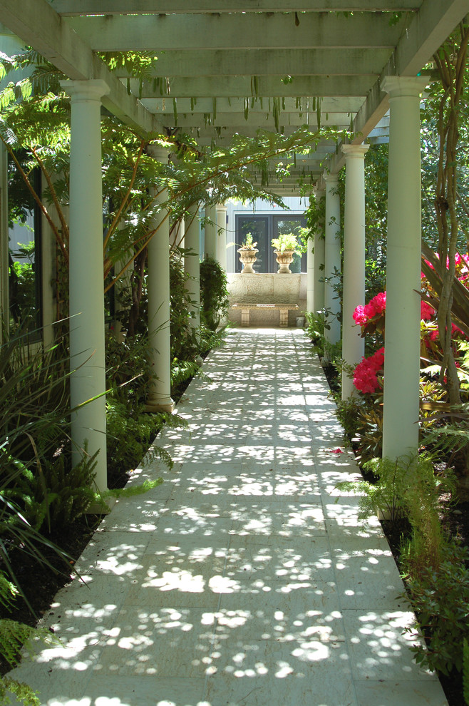 Immagine di un giardino tradizionale in ombra con pavimentazioni in pietra naturale