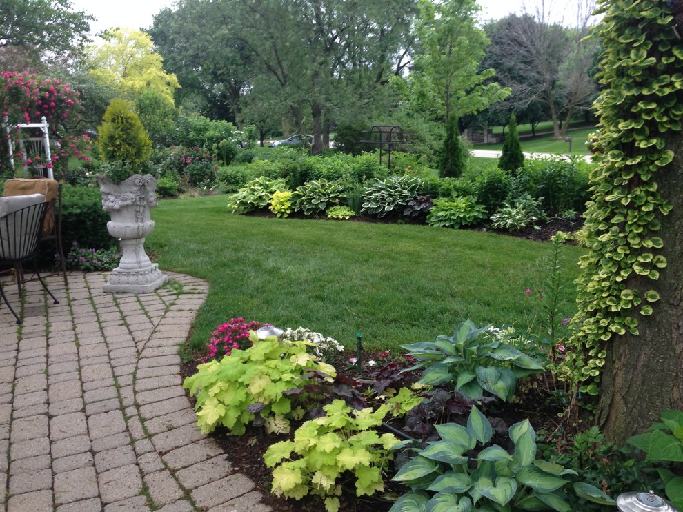 Пример оригинального дизайна: большой солнечный, летний регулярный сад на переднем дворе в современном стиле с садовой дорожкой или калиткой, хорошей освещенностью и мощением клинкерной брусчаткой