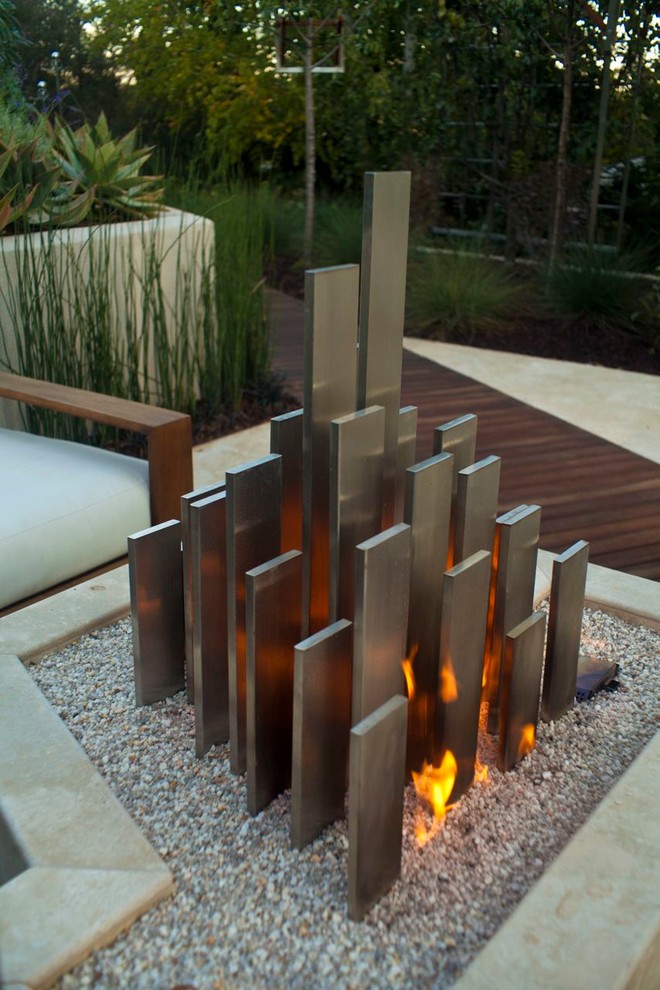 Design ideas for a small contemporary side partial sun garden for summer in Sacramento with a fire feature and gravel.