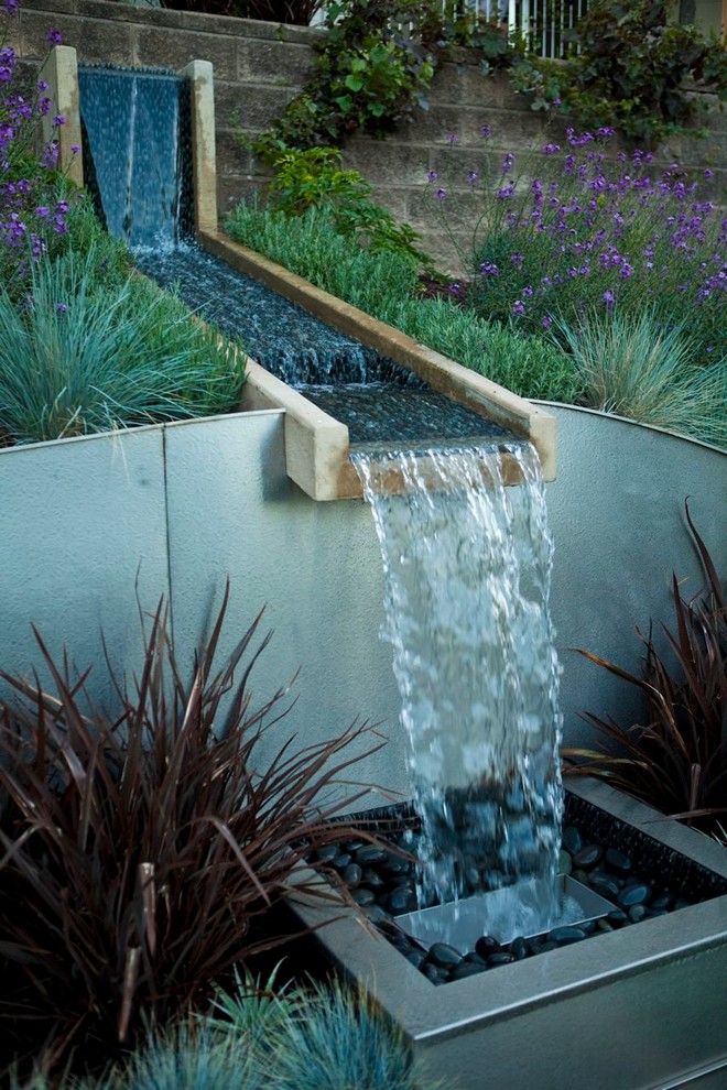 Ispirazione per un ampio giardino contemporaneo esposto in pieno sole dietro casa in estate con fontane