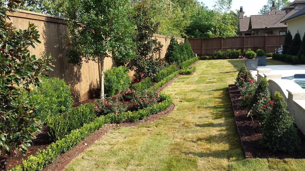 Свежая идея для дизайна: участок и сад на заднем дворе в классическом стиле с полуденной тенью - отличное фото интерьера