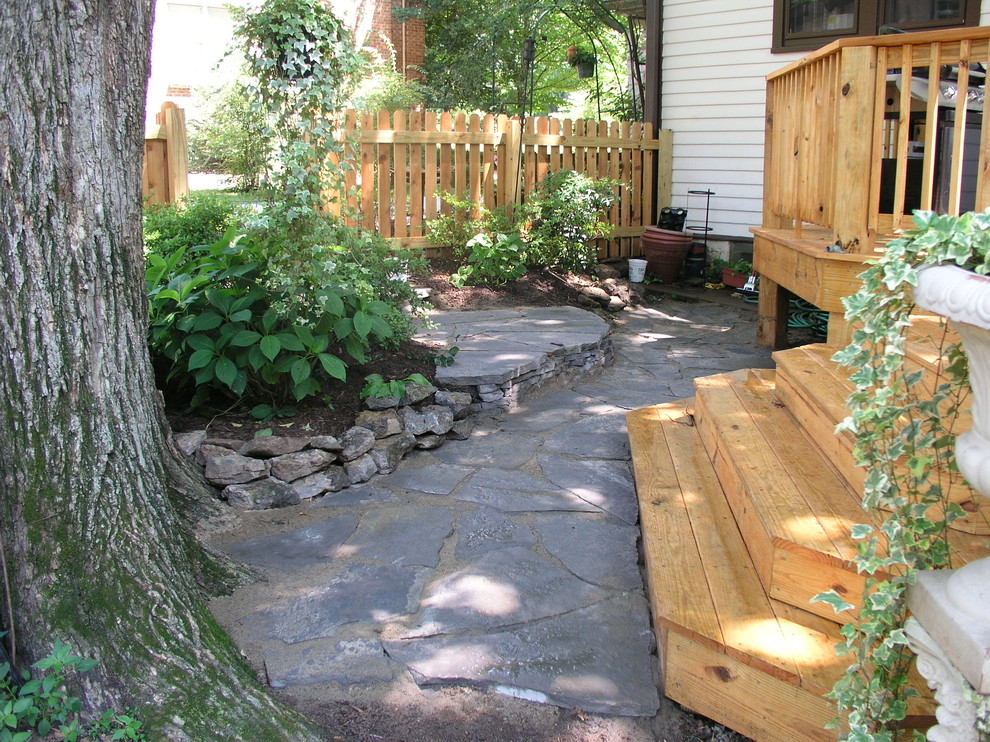 Foto di un giardino esposto a mezz'ombra di medie dimensioni e dietro casa con un ingresso o sentiero e pavimentazioni in pietra naturale