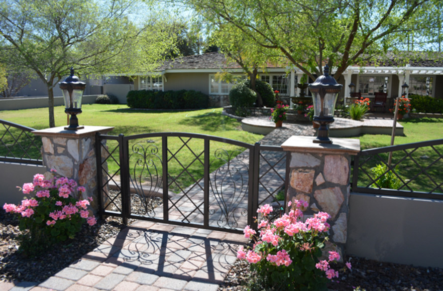 Photo of a traditional garden in Phoenix.