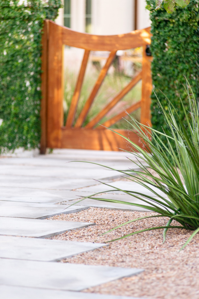Свежая идея для дизайна: солнечный, весенний засухоустойчивый сад среднего размера на внутреннем дворе в современном стиле с садовой дорожкой или калиткой, хорошей освещенностью и покрытием из каменной брусчатки - отличное фото интерьера
