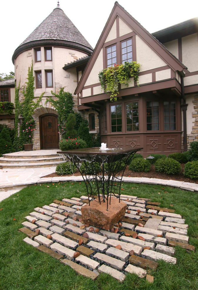 Свежая идея для дизайна: садовый фонтан среднего размера на переднем дворе в классическом стиле - отличное фото интерьера
