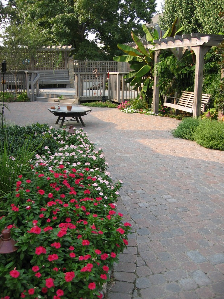 ニューオリンズにある広いトラディショナルスタイルのおしゃれな庭 (半日向、レンガ敷き) の写真