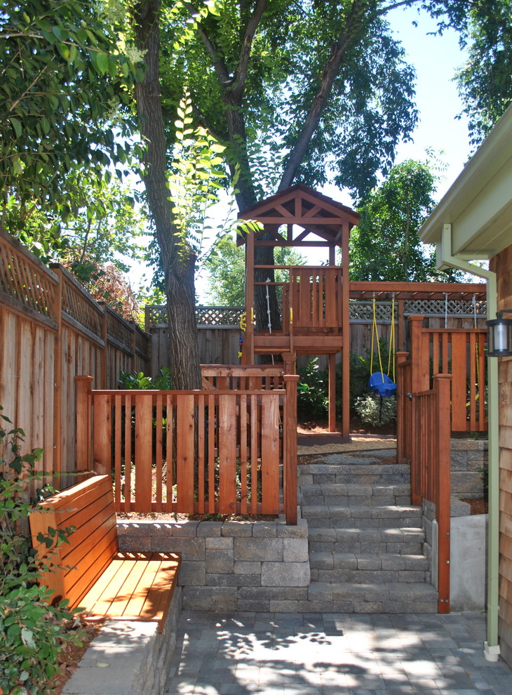 Immagine di un giardino tradizionale dietro casa con scale