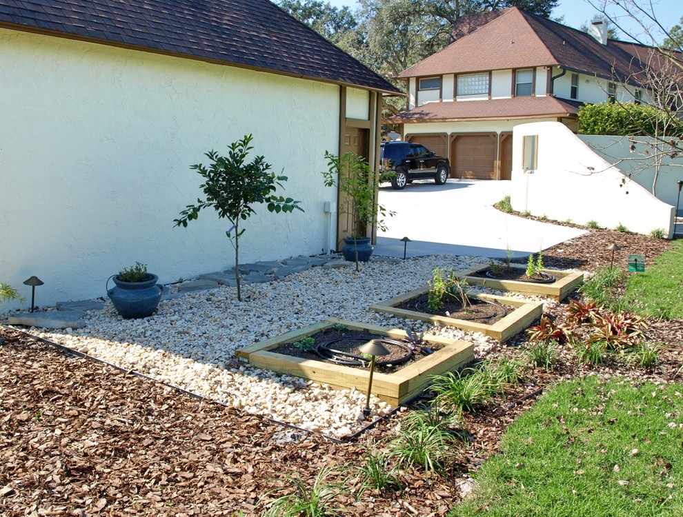 Идея дизайна: большой солнечный огород на участке на заднем дворе с хорошей освещенностью и покрытием из гравия