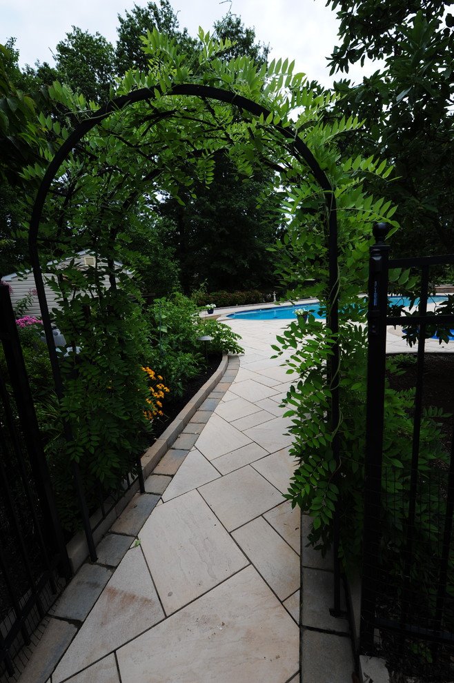 Aménagement d'un aménagement d'entrée ou allée de jardin arrière classique de taille moyenne avec une exposition partiellement ombragée et des pavés en pierre naturelle.