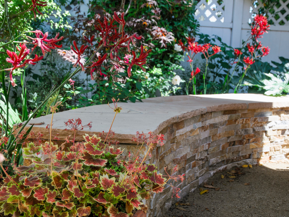 Idée de décoration pour un jardin sur cour méditerranéen de taille moyenne et au printemps avec une exposition partiellement ombragée, des pavés en pierre naturelle et un point d'eau.