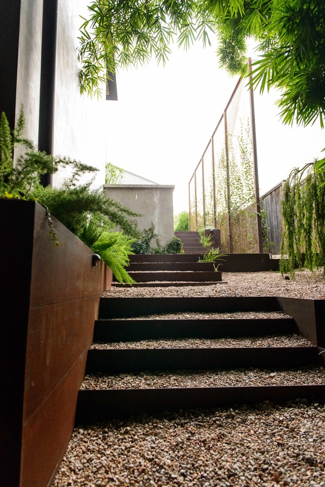 Immagine di un giardino minimalista esposto a mezz'ombra di medie dimensioni e nel cortile laterale in primavera con ghiaia