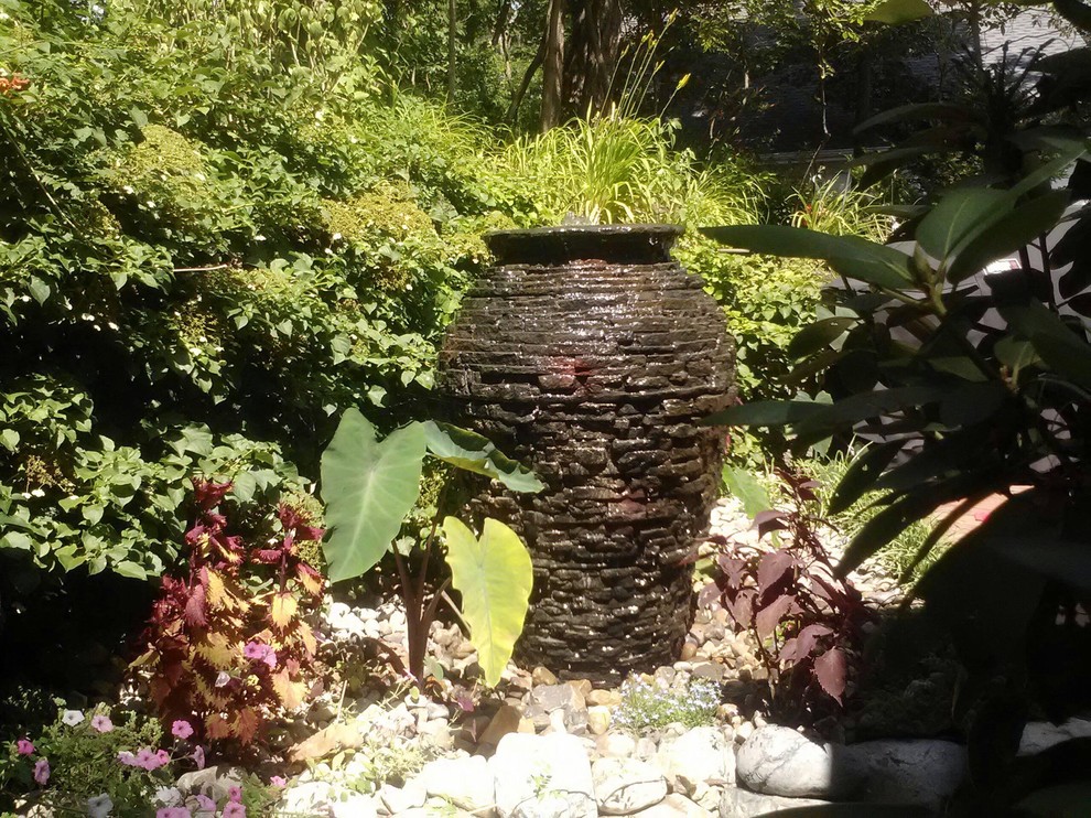 Ispirazione per un giardino classico con fontane