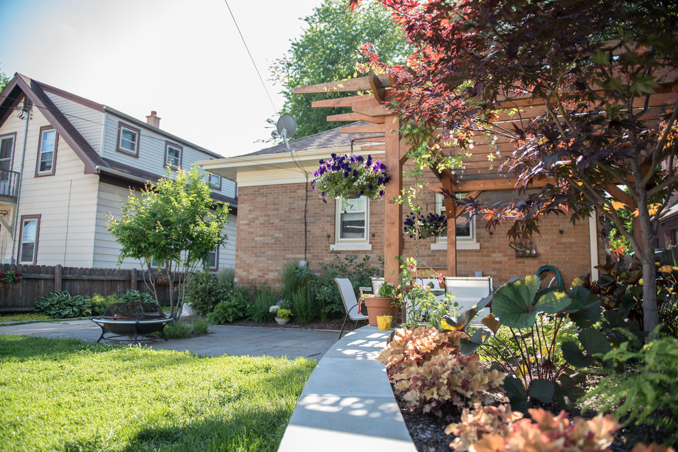 Foto di un giardino american style esposto a mezz'ombra di medie dimensioni e dietro casa con pavimentazioni in pietra naturale