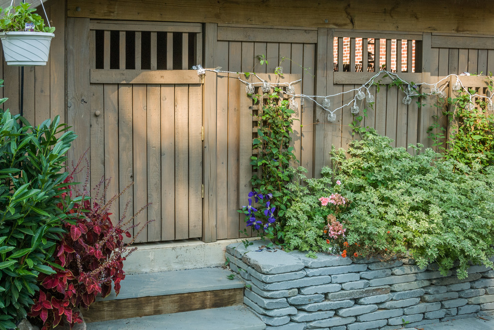 Пример оригинального дизайна: летний регулярный сад среднего размера на заднем дворе в стиле фьюжн с растениями в контейнерах, полуденной тенью и покрытием из каменной брусчатки