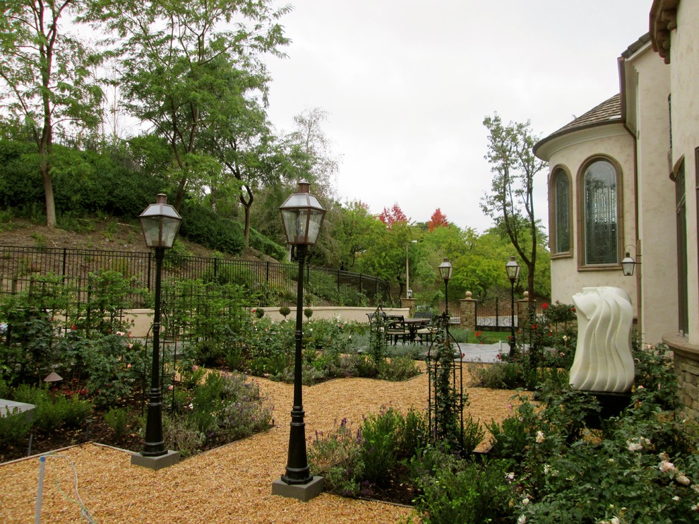 Ispirazione per un grande giardino classico esposto in pieno sole dietro casa con un ingresso o sentiero e ghiaia