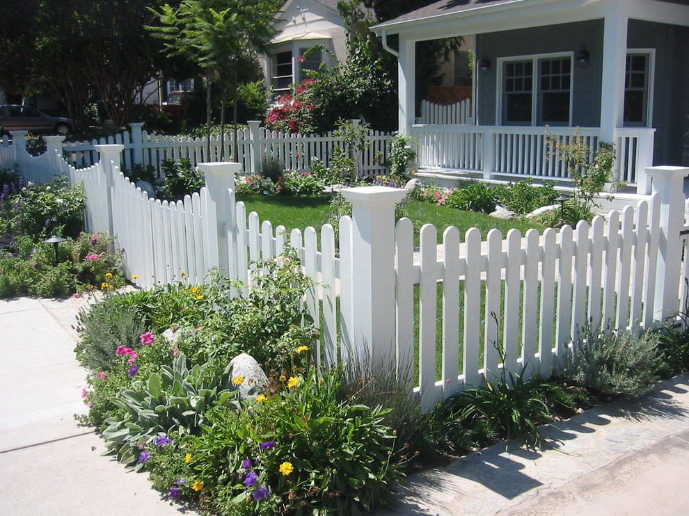 На фото: участок и сад в современном стиле с забором