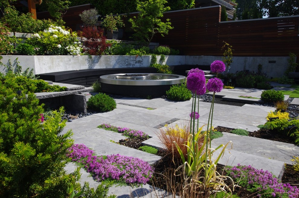 Esempio di un grande giardino design esposto a mezz'ombra davanti casa con pavimentazioni in pietra naturale