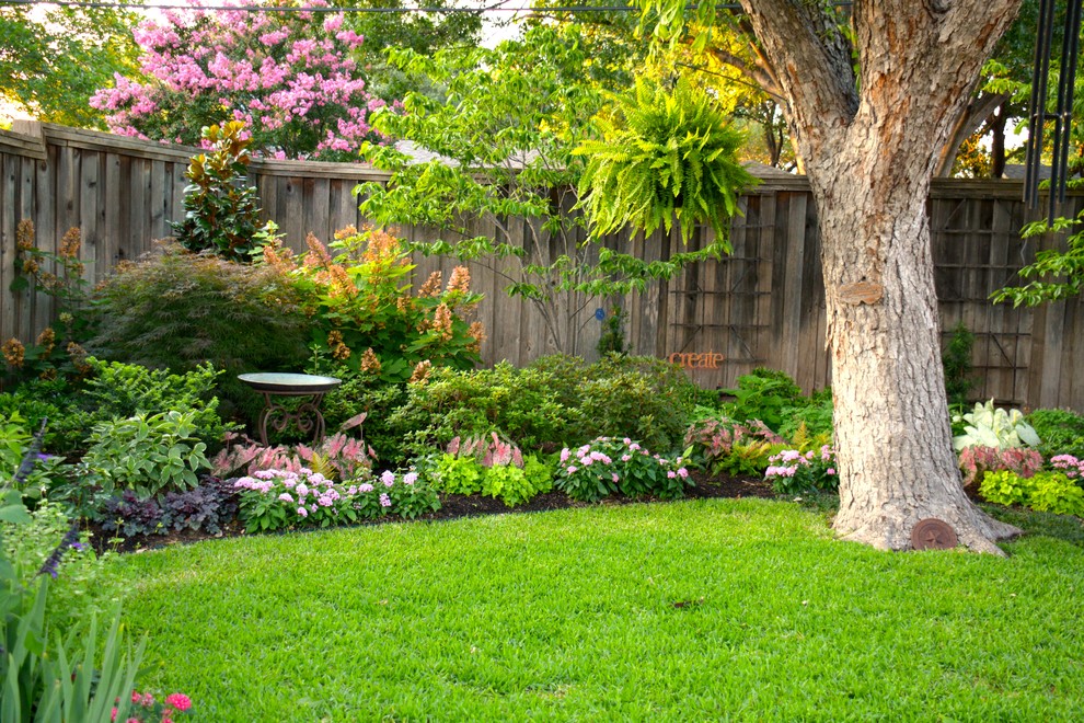 Design ideas for a mid-sized traditional shade backyard mulch landscaping in Dallas for summer.