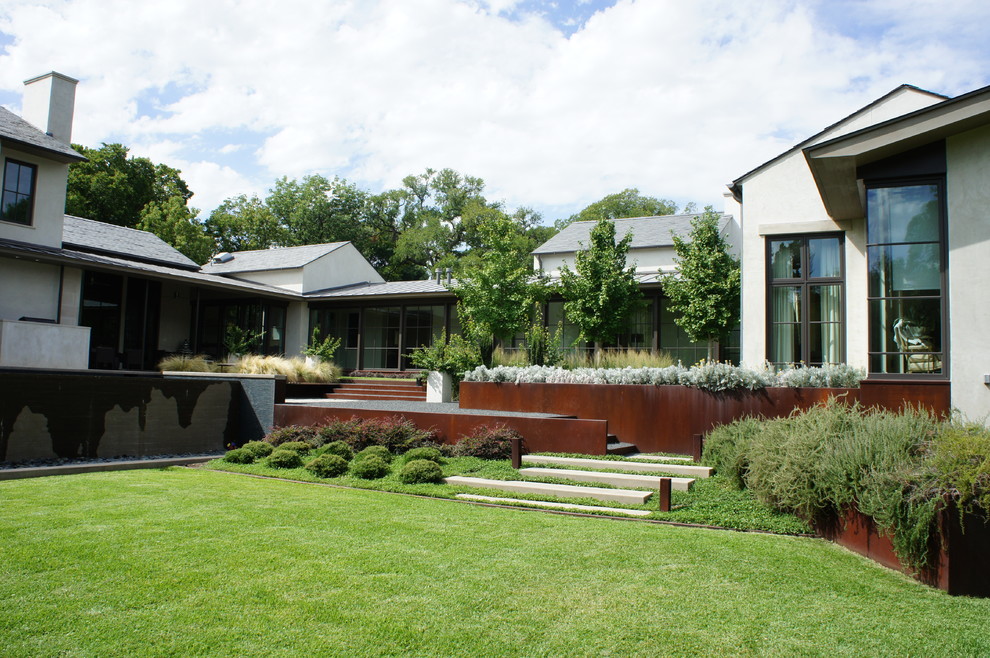 Moderner Garten mit direkter Sonneneinstrahlung in Dallas
