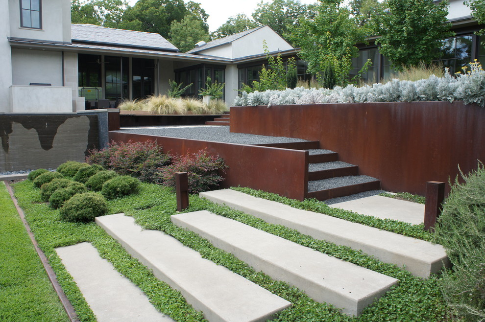 Design ideas for a contemporary sloped full sun garden in Dallas with gravel.