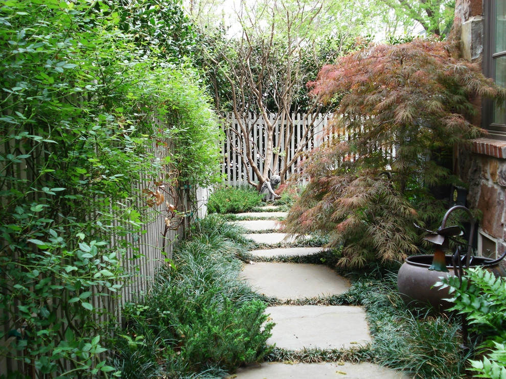Photo of a traditional shade side yard landscaping in Dallas for fall.