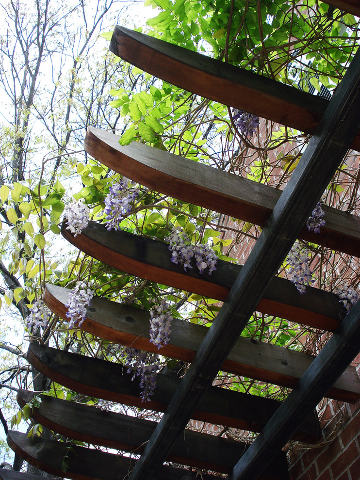 ダラスにあるトラディショナルスタイルのおしゃれな庭の写真