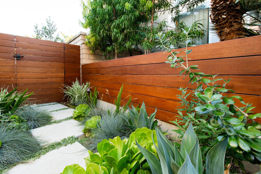 Esempio di un giardino minimal di medie dimensioni con un caminetto e pavimentazioni in cemento