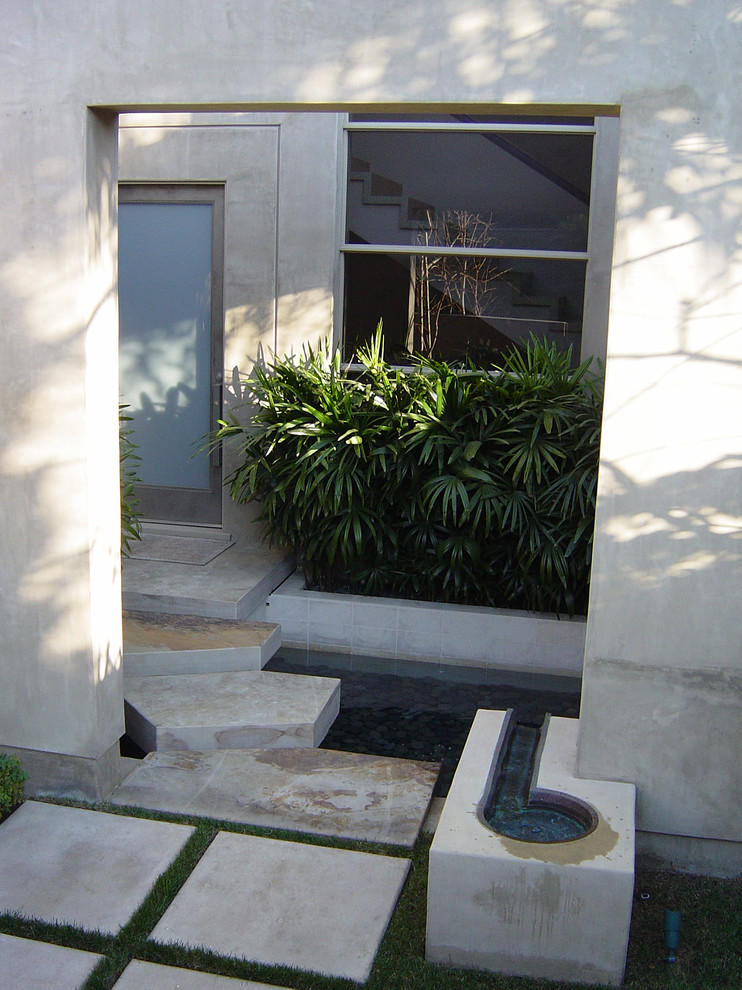 Esempio di un giardino contemporaneo esposto in pieno sole di medie dimensioni e davanti casa in primavera con pavimentazioni in cemento