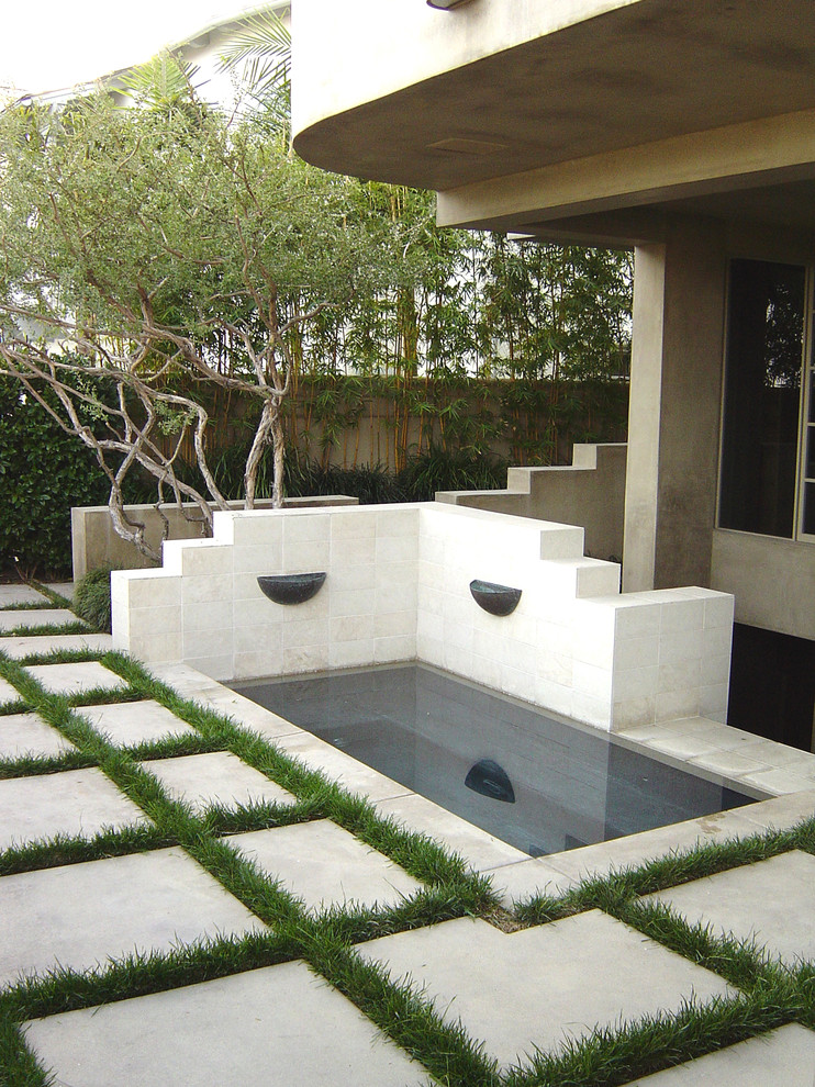 Esempio di un giardino minimal esposto a mezz'ombra di medie dimensioni e dietro casa in estate con pavimentazioni in cemento