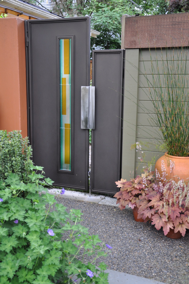 Design ideas for a contemporary courtyard garden in Portland.