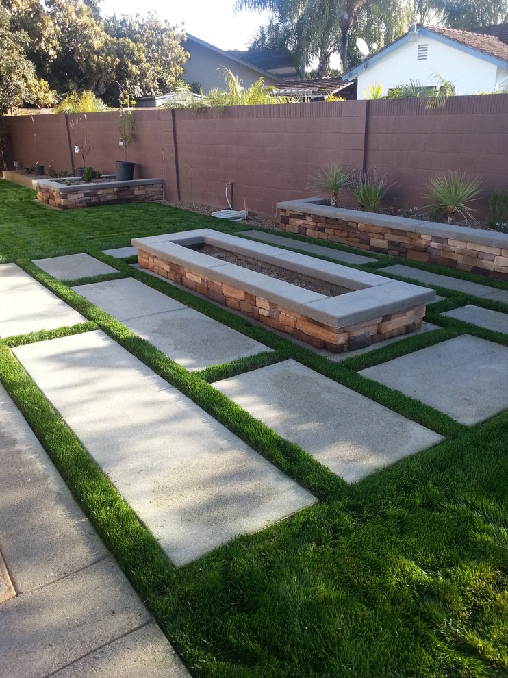 Photo of a contemporary garden in Orange County.