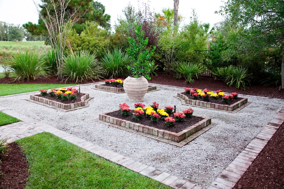 Пример оригинального дизайна: летний регулярный сад на заднем дворе в морском стиле с мощением клинкерной брусчаткой