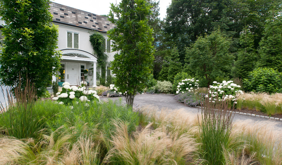 Идея дизайна: участок и сад на переднем дворе в классическом стиле