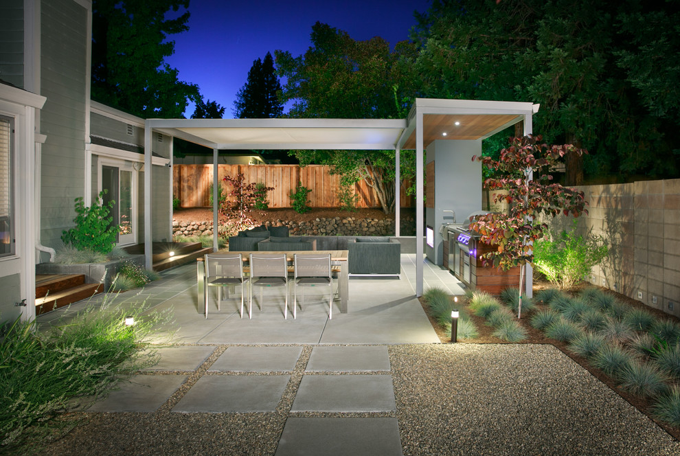 Стильный дизайн: двор на заднем дворе в современном стиле - последний тренд