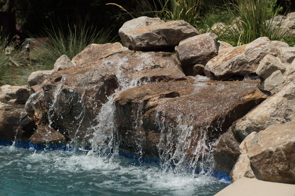 This is an example of an expansive traditional back xeriscape garden in San Francisco with a waterfall.
