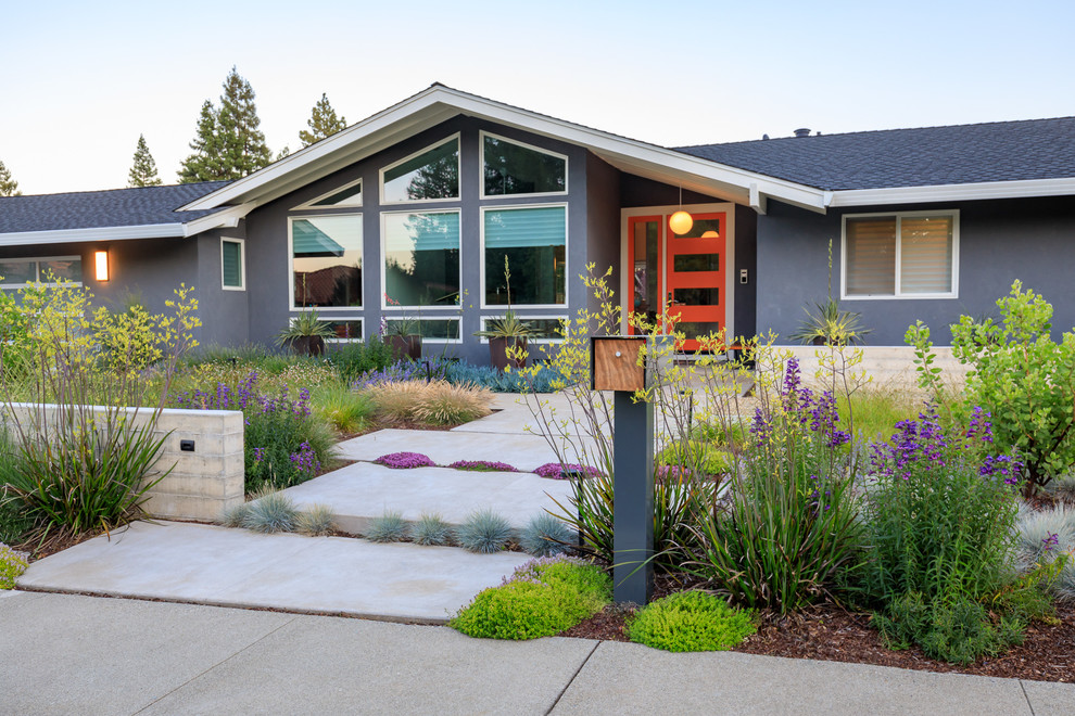 Свежая идея для дизайна: засухоустойчивый сад на переднем дворе в стиле ретро с покрытием из гравия - отличное фото интерьера