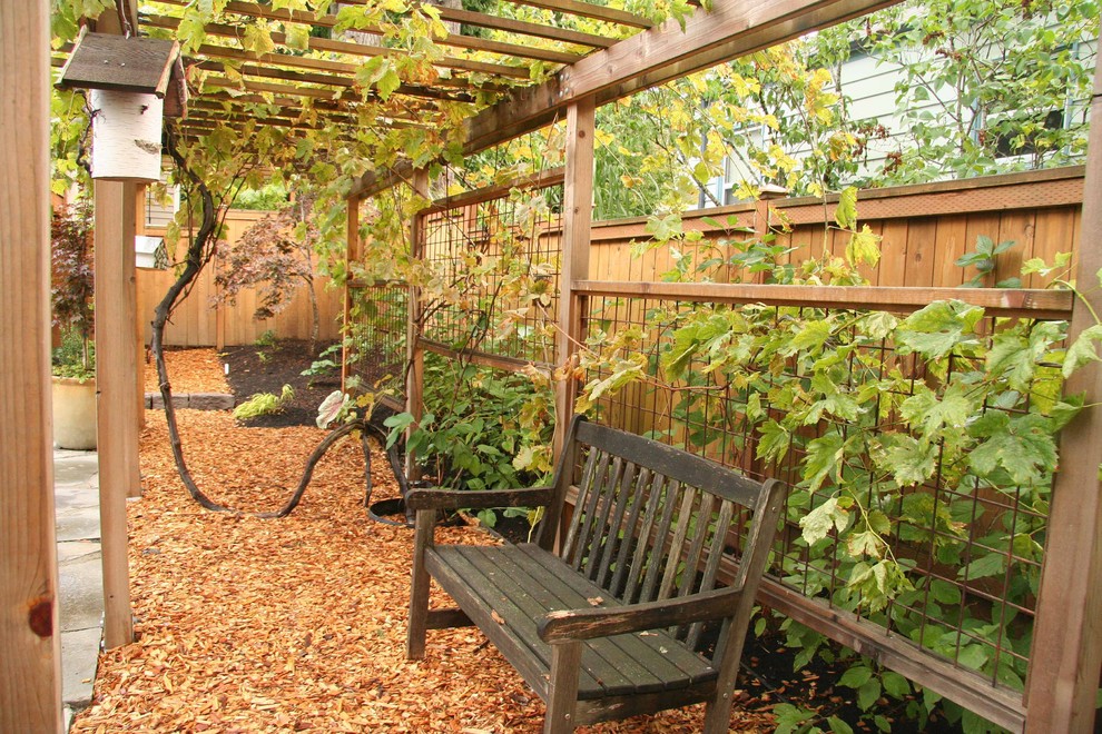 Mittelgroßer Klassischer Garten hinter dem Haus mit Natursteinplatten in Portland