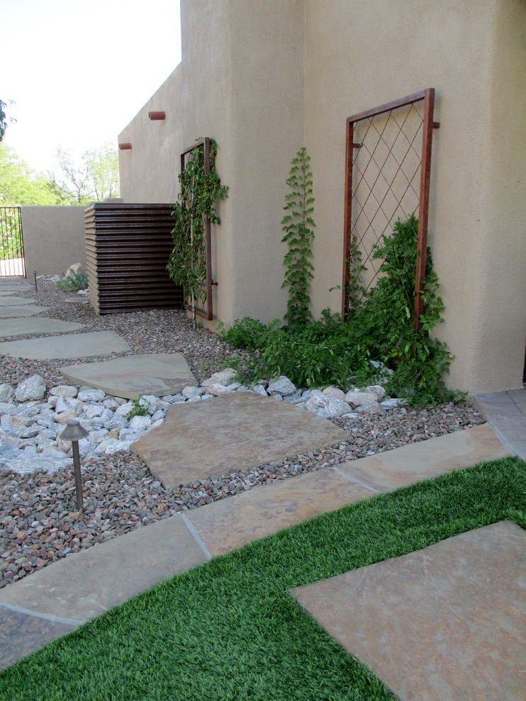 Ispirazione per un giardino xeriscape american style esposto a mezz'ombra di medie dimensioni e nel cortile laterale in estate con pavimentazioni in pietra naturale