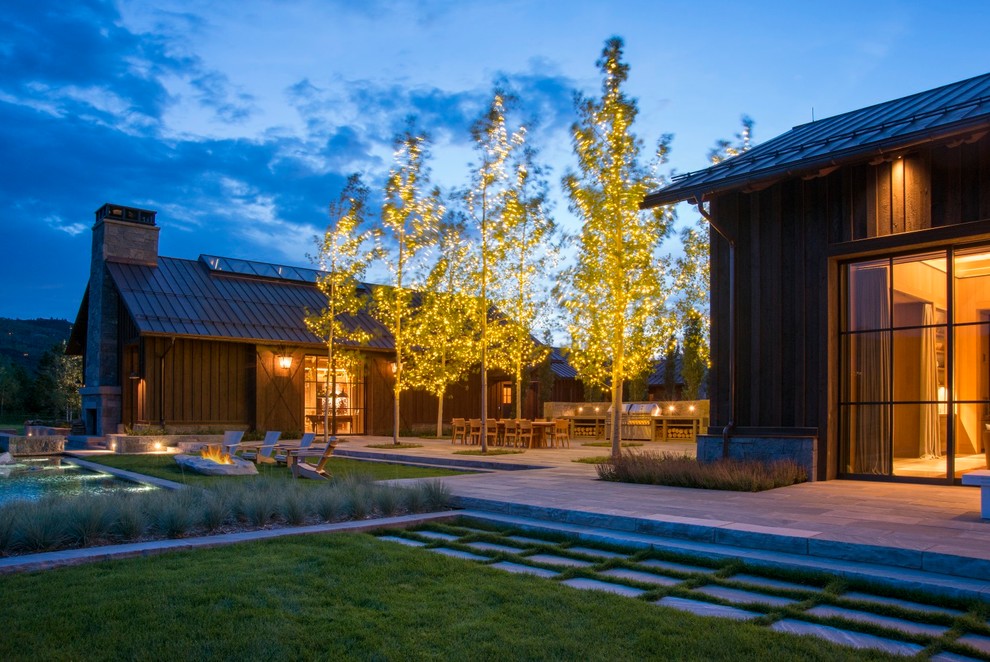 Großer, Geometrischer, Halbschattiger Landhaus Garten im Sommer mit Natursteinplatten in Denver