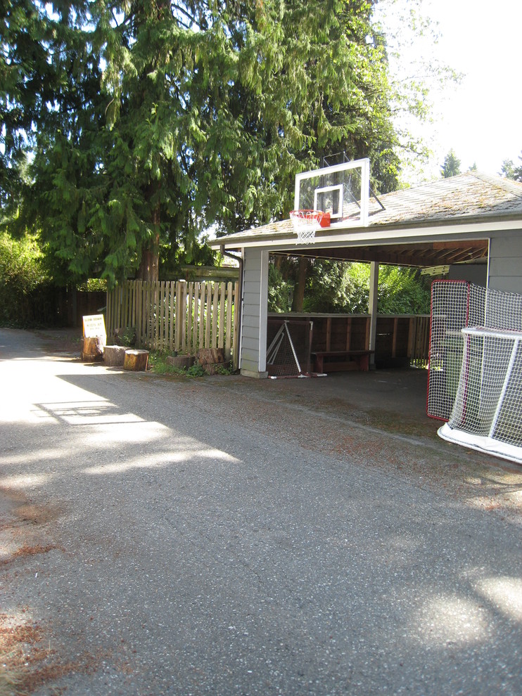 Large classic front partial sun garden in Houston with an outdoor sport court.
